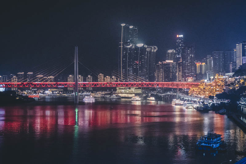 重庆夜色中的城市桥梁图片