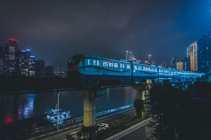 行驶在重庆嘉陵江滨江路的轻轨图片
