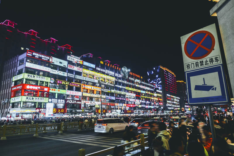 延边大学网红墙霓虹闪烁夜市街图片