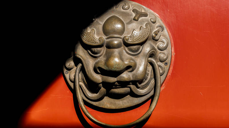 铜狮门环特写图片