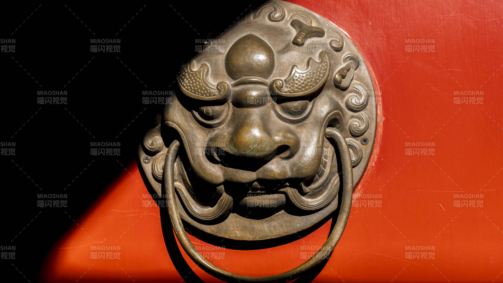 铜狮门环特写图片