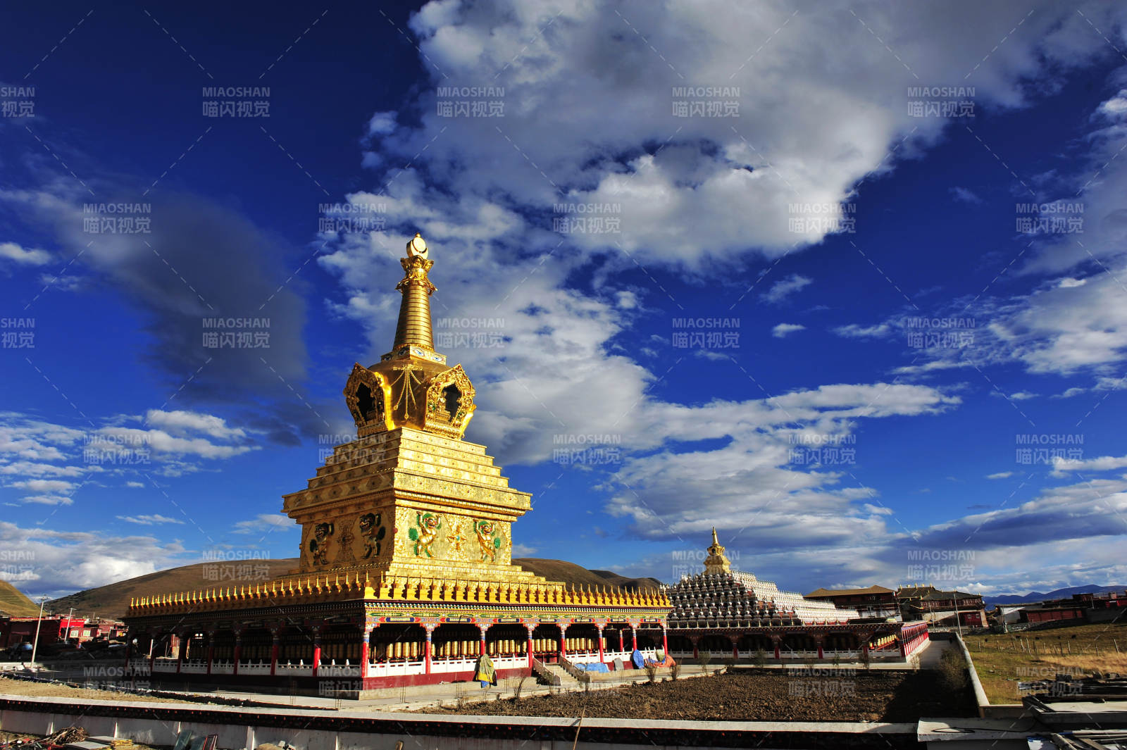 川西 色达 金色佛塔蓝天白云图片