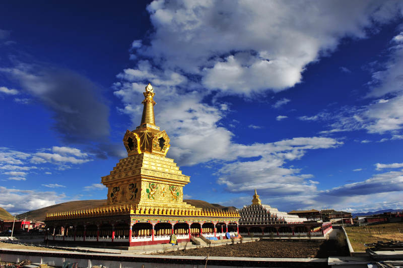 川西 色达 金色佛塔蓝天白云图片