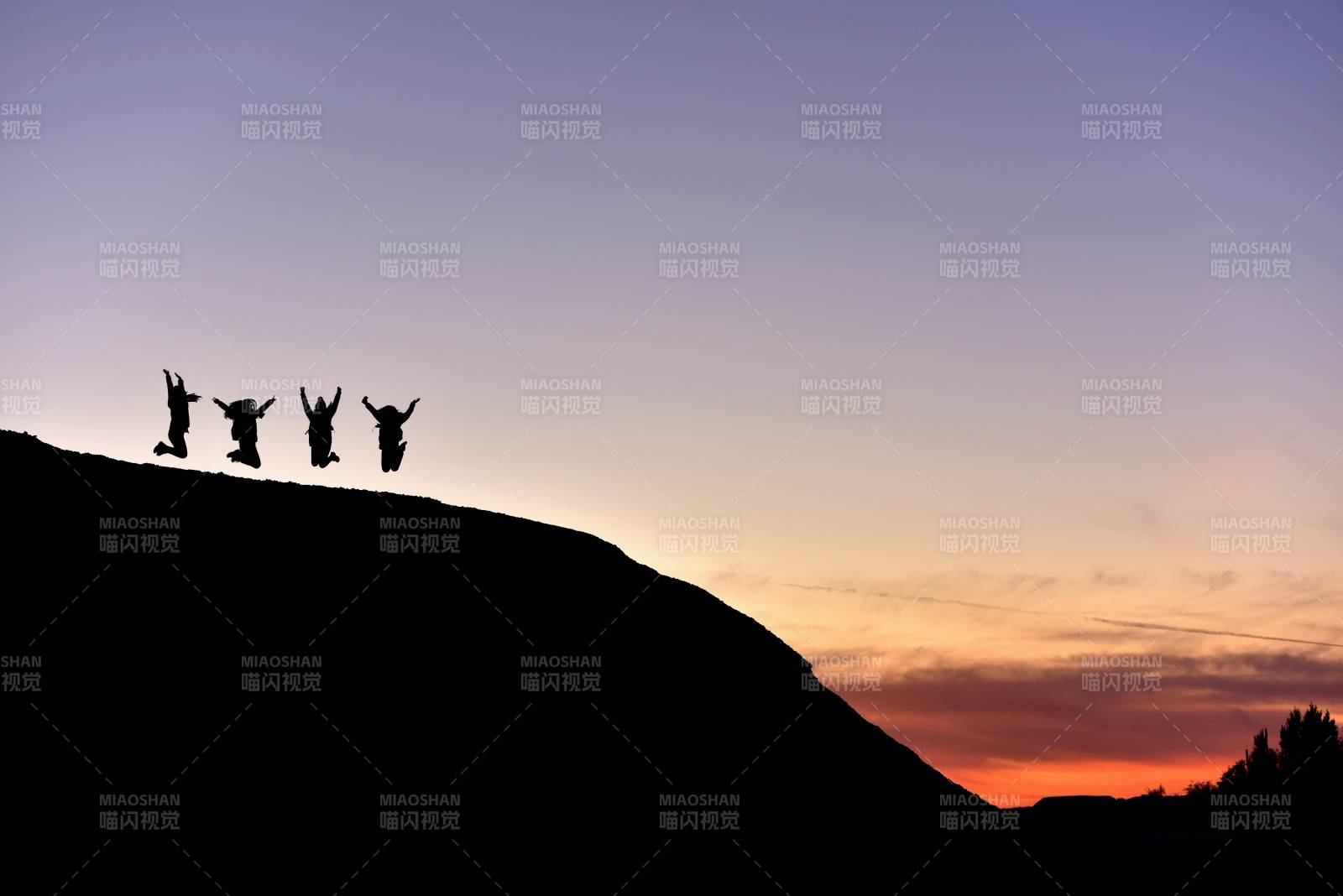 山顶跃影 夕阳共舞图片