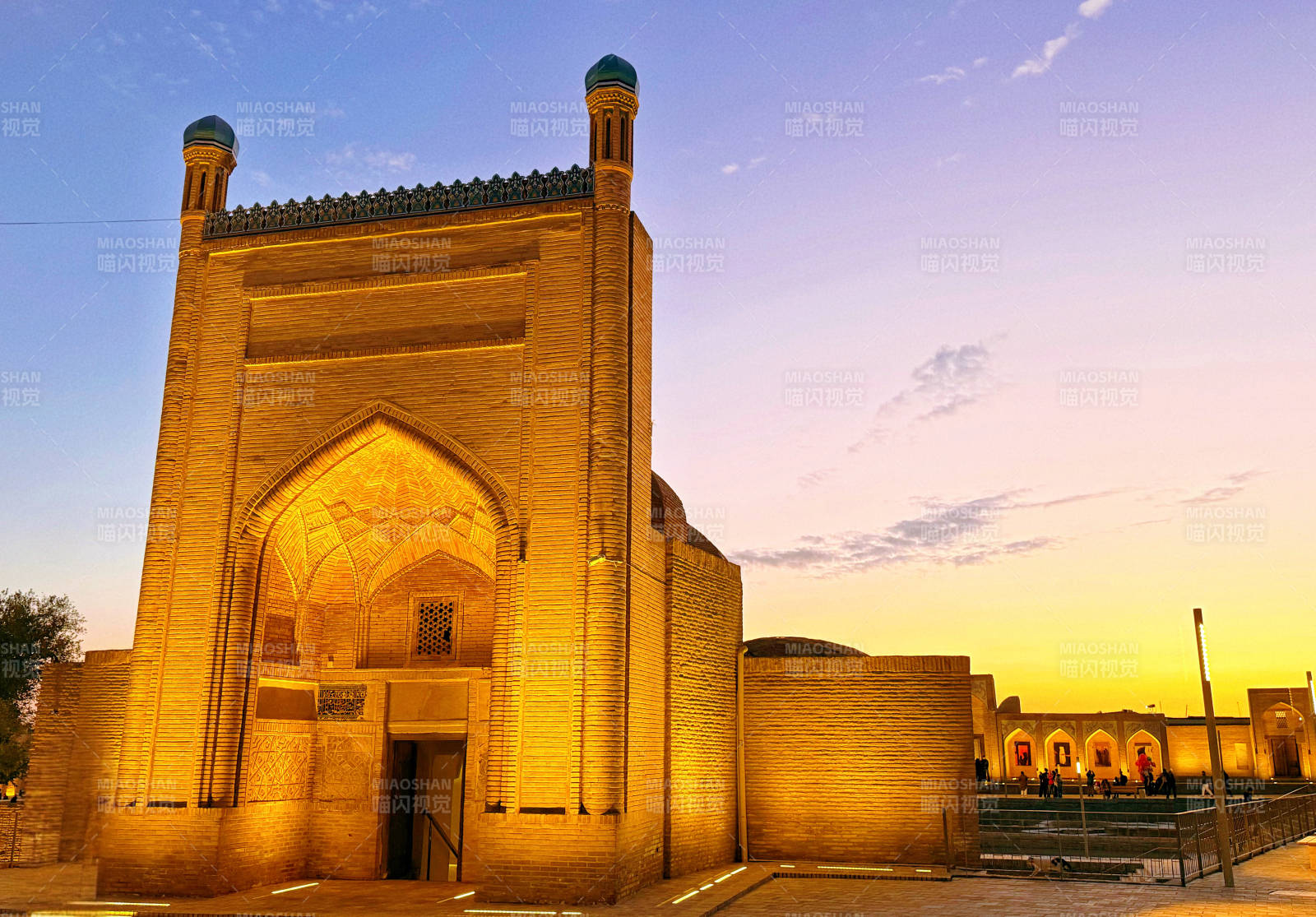 乌兹别克斯坦 黄昏中的古建筑图片