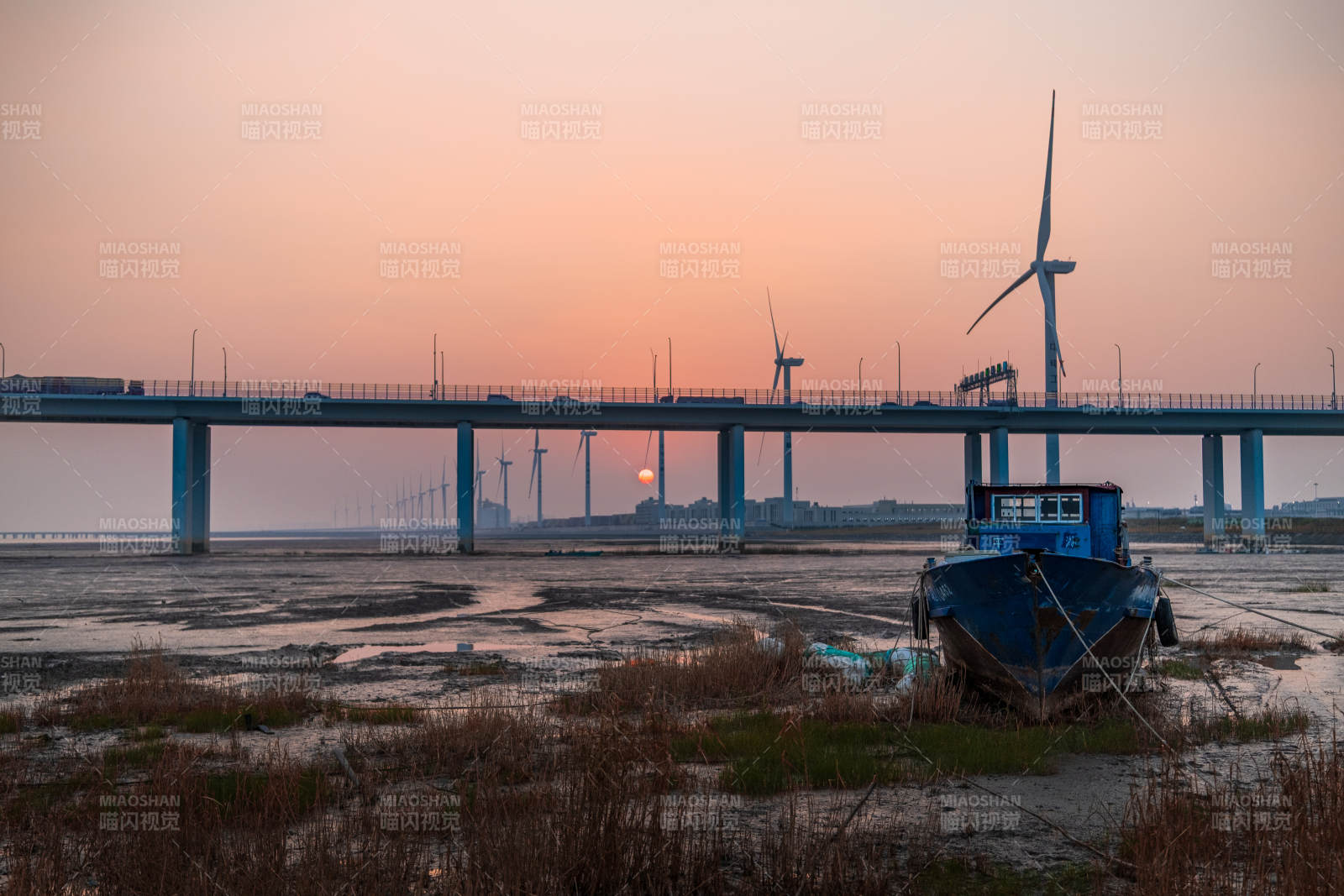 夕阳下的风车桥图片