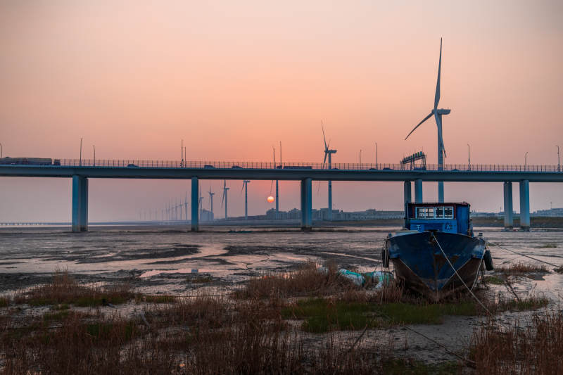 夕阳下的风车桥图片