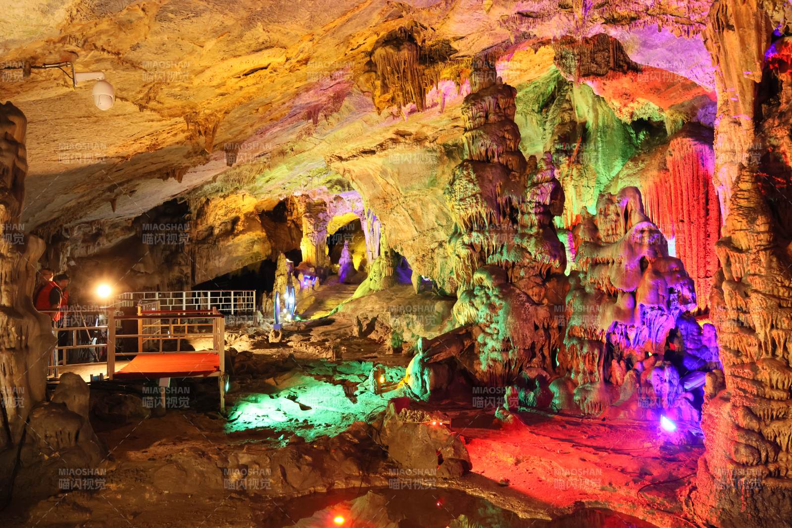 彩灯洞穴奇观石花洞图片