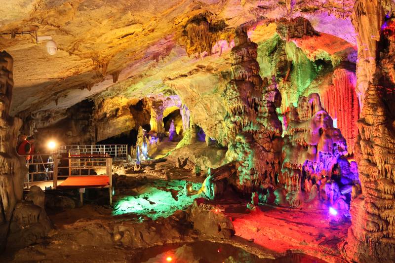 彩灯洞穴奇观石花洞图片