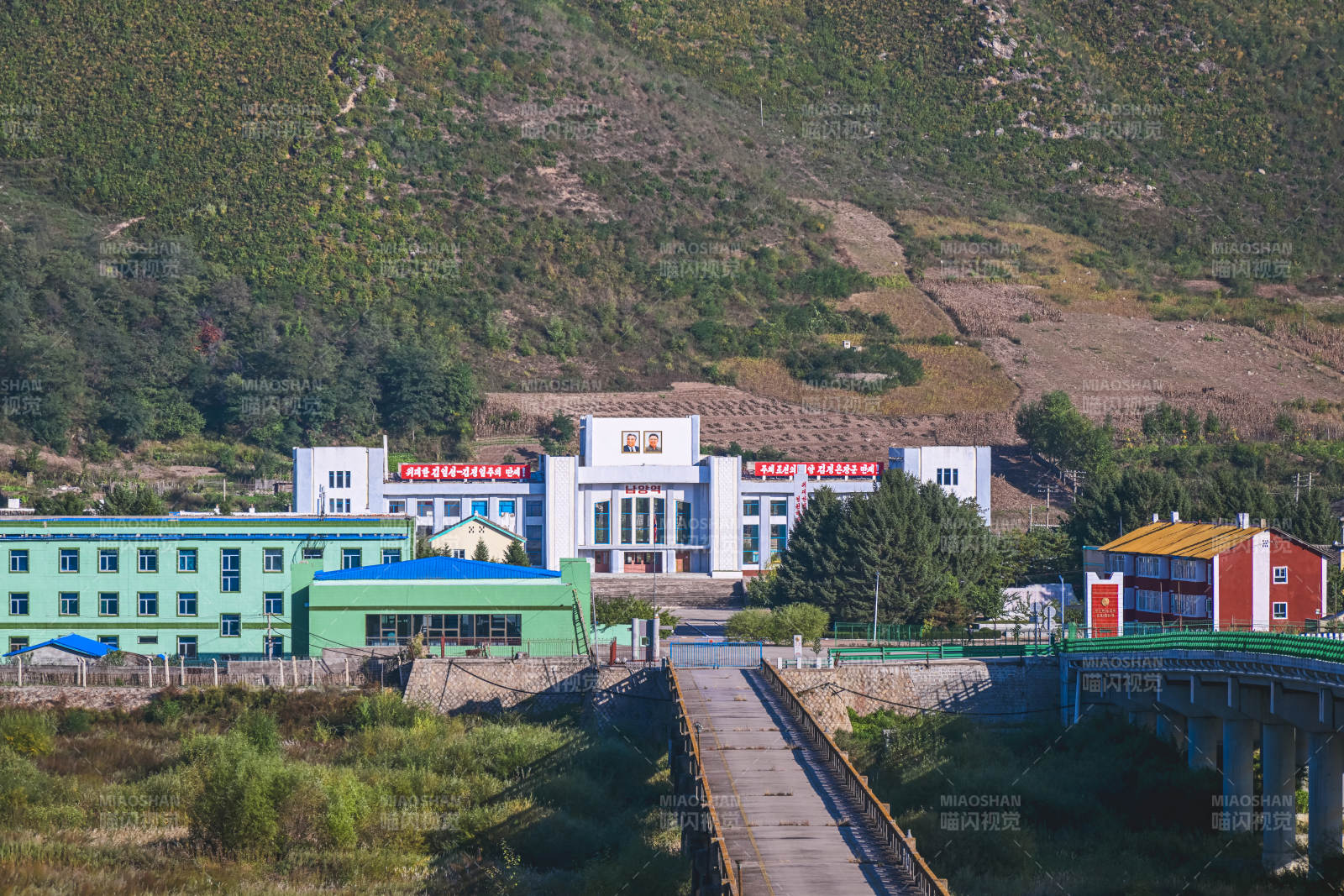 图们口岸朝鲜山间小镇风光图片