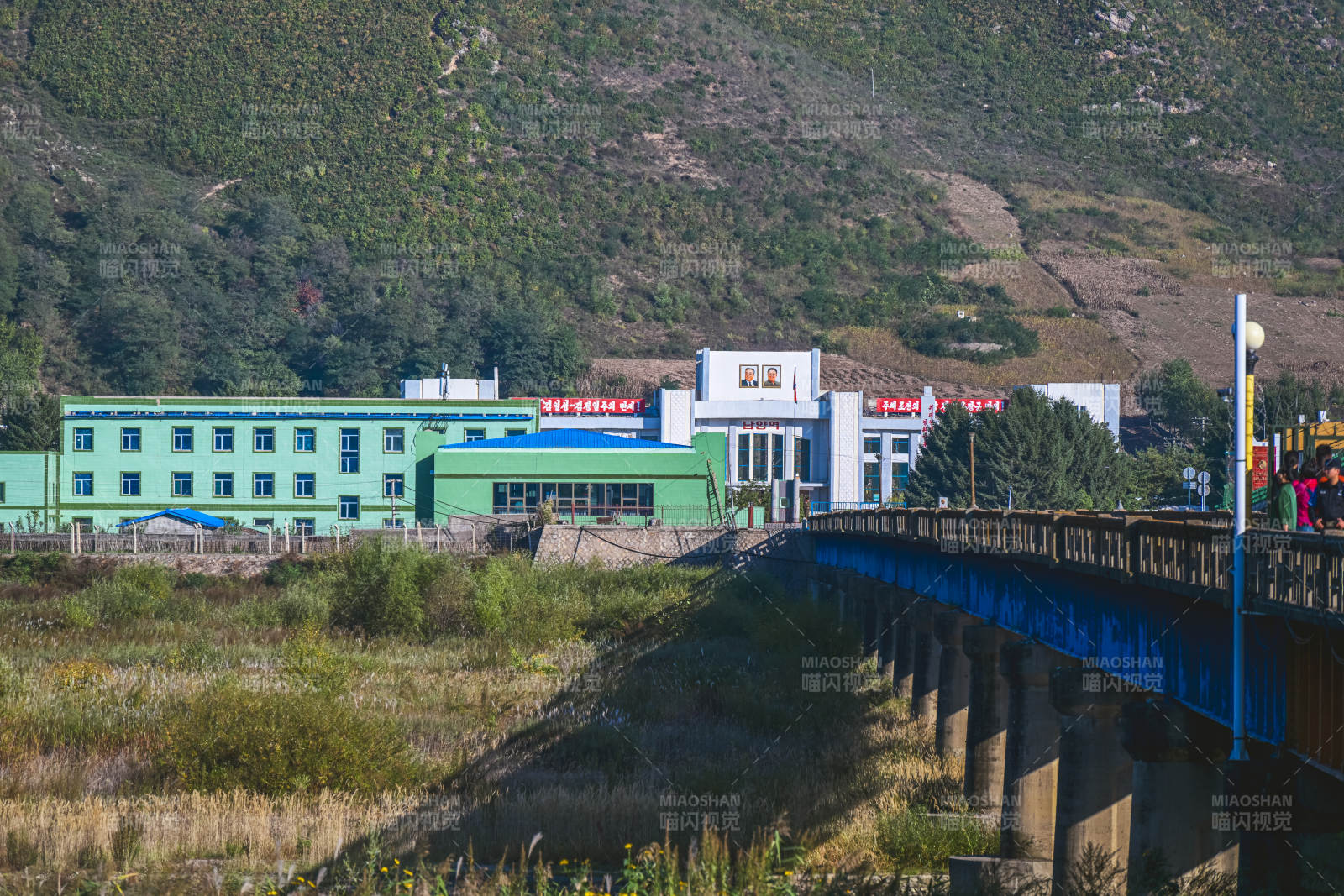 图们口岸朝鲜山间小镇风光图片