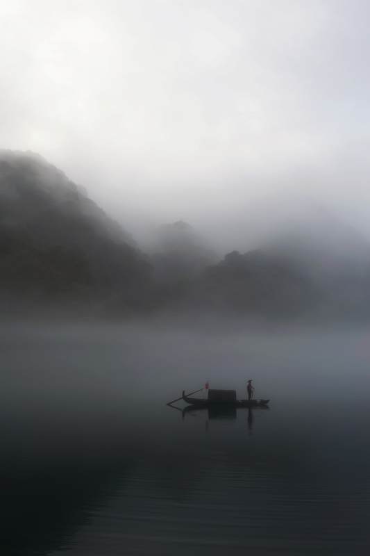 雾中孤舟图片