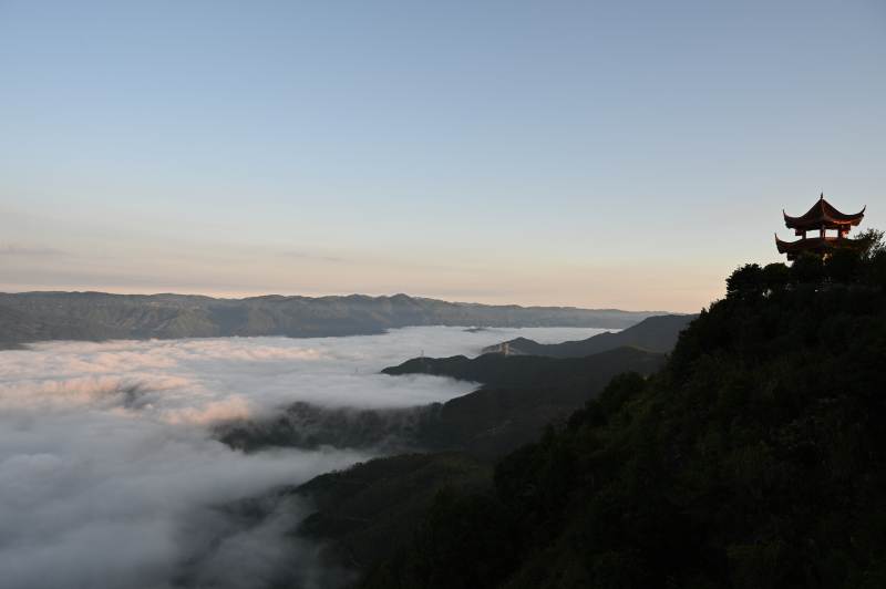 云海山巅古亭图片