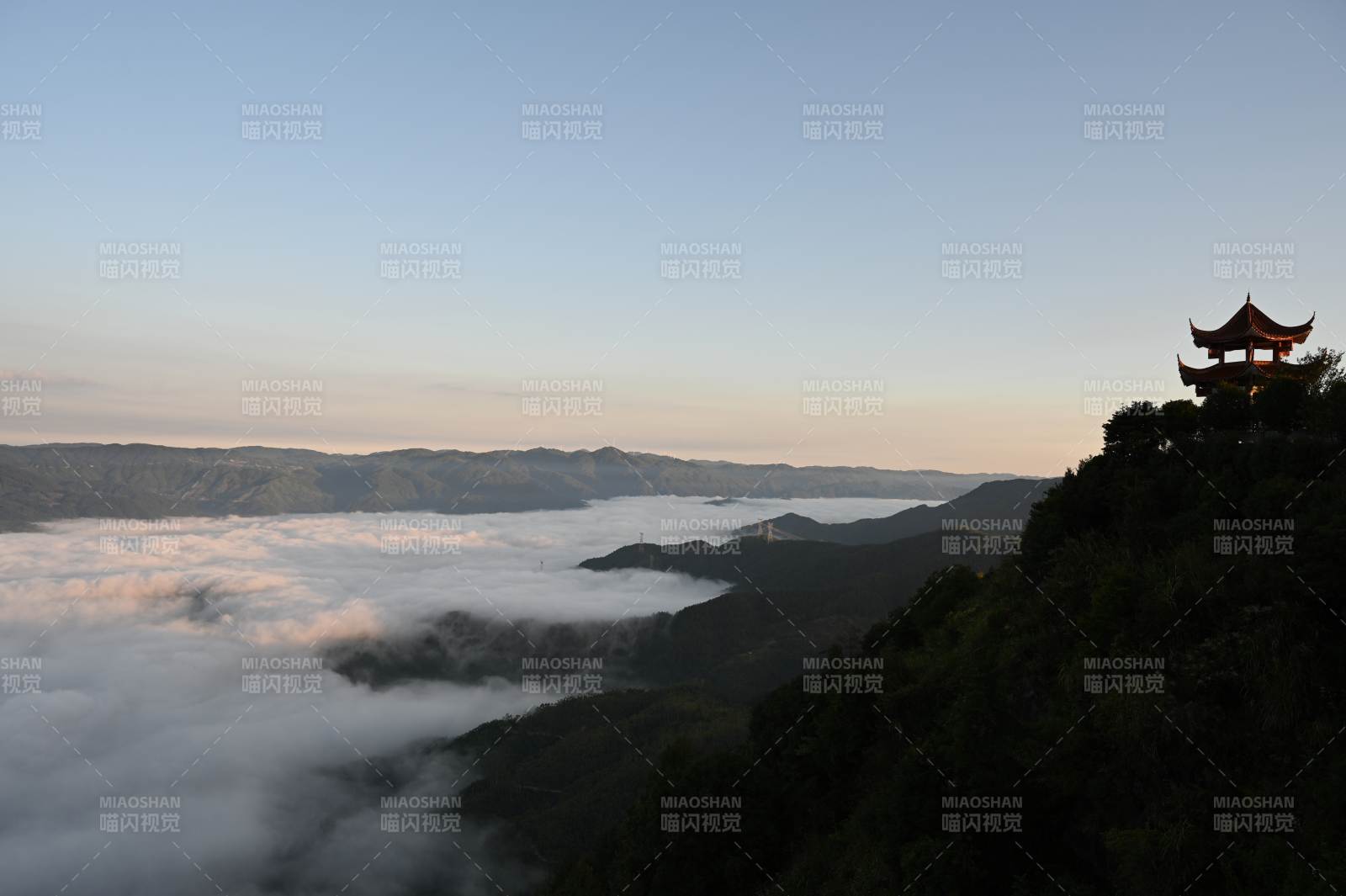 云海山巅古亭图片