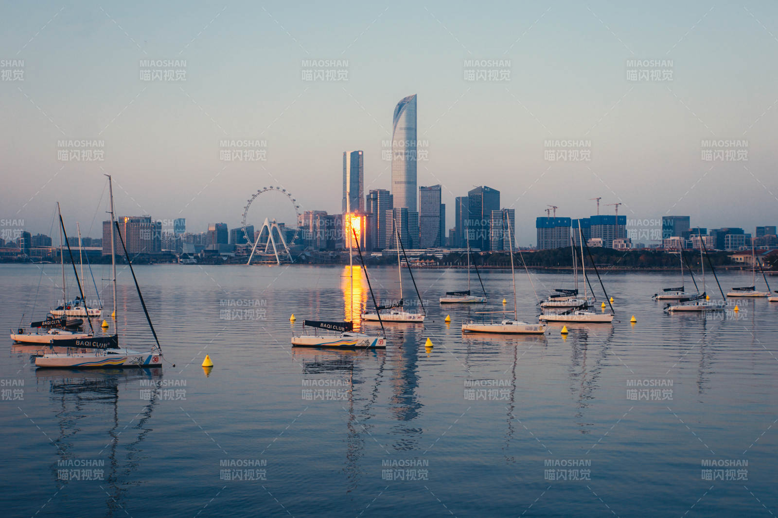 金水湾栈桥湖畔千帆竞发图片