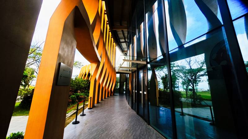 海南三亚疍家博物馆的现代建筑走廊图片