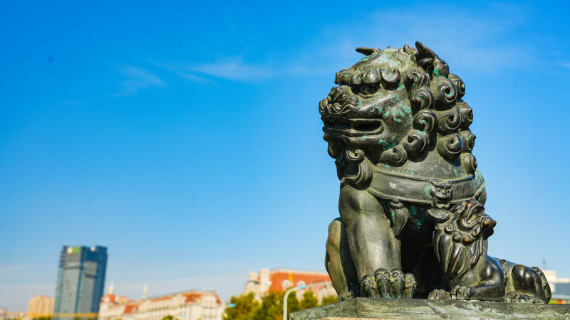 天津狮子桥铜狮守望城市天际图片