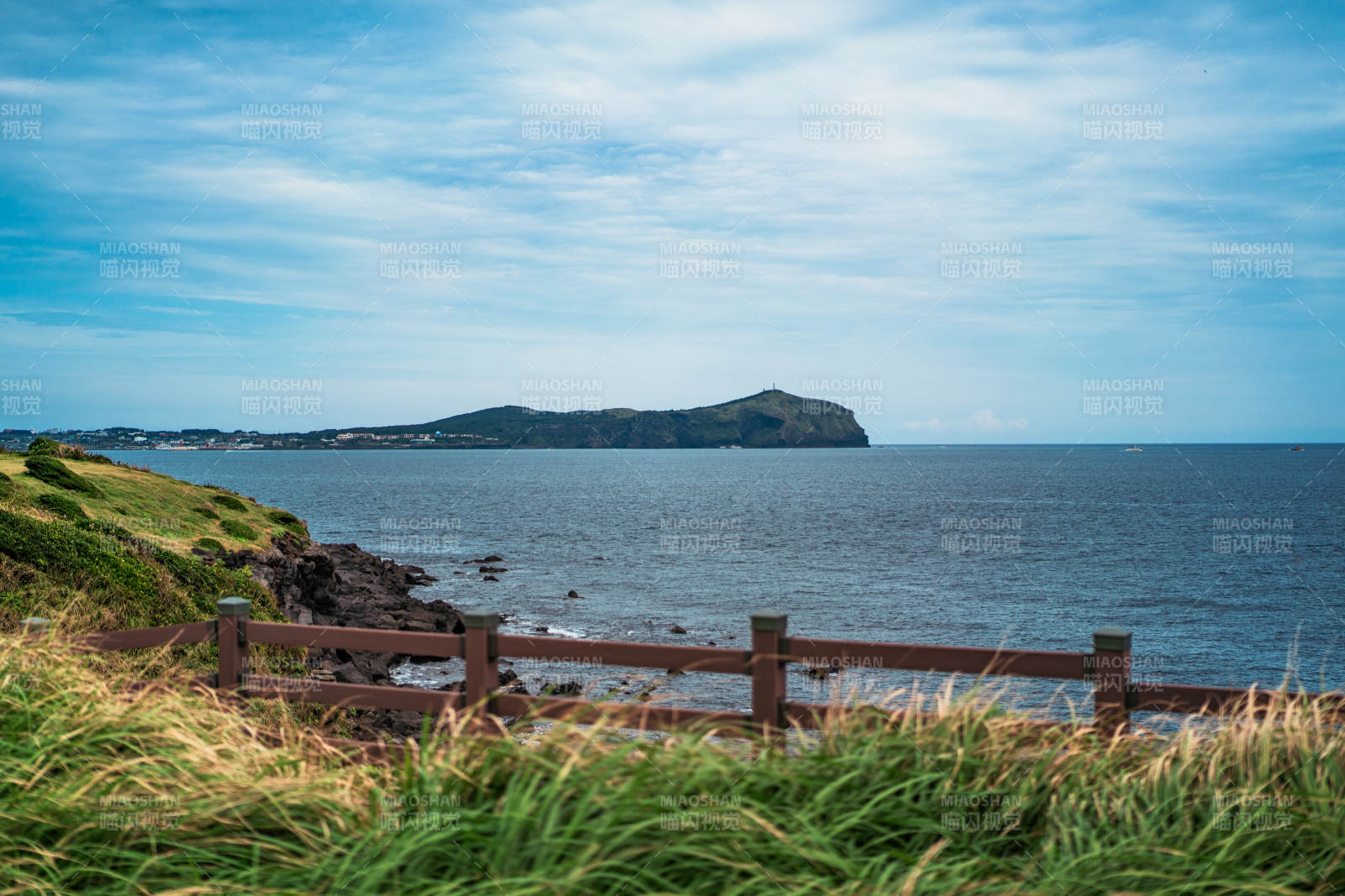 韩国济州岛西归浦海岸远眺牛岛图片