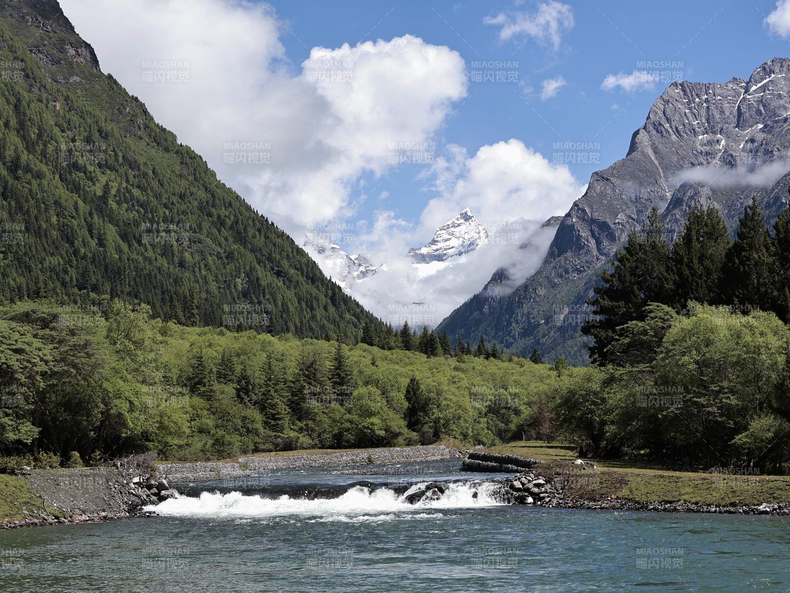 雪山溪流图片