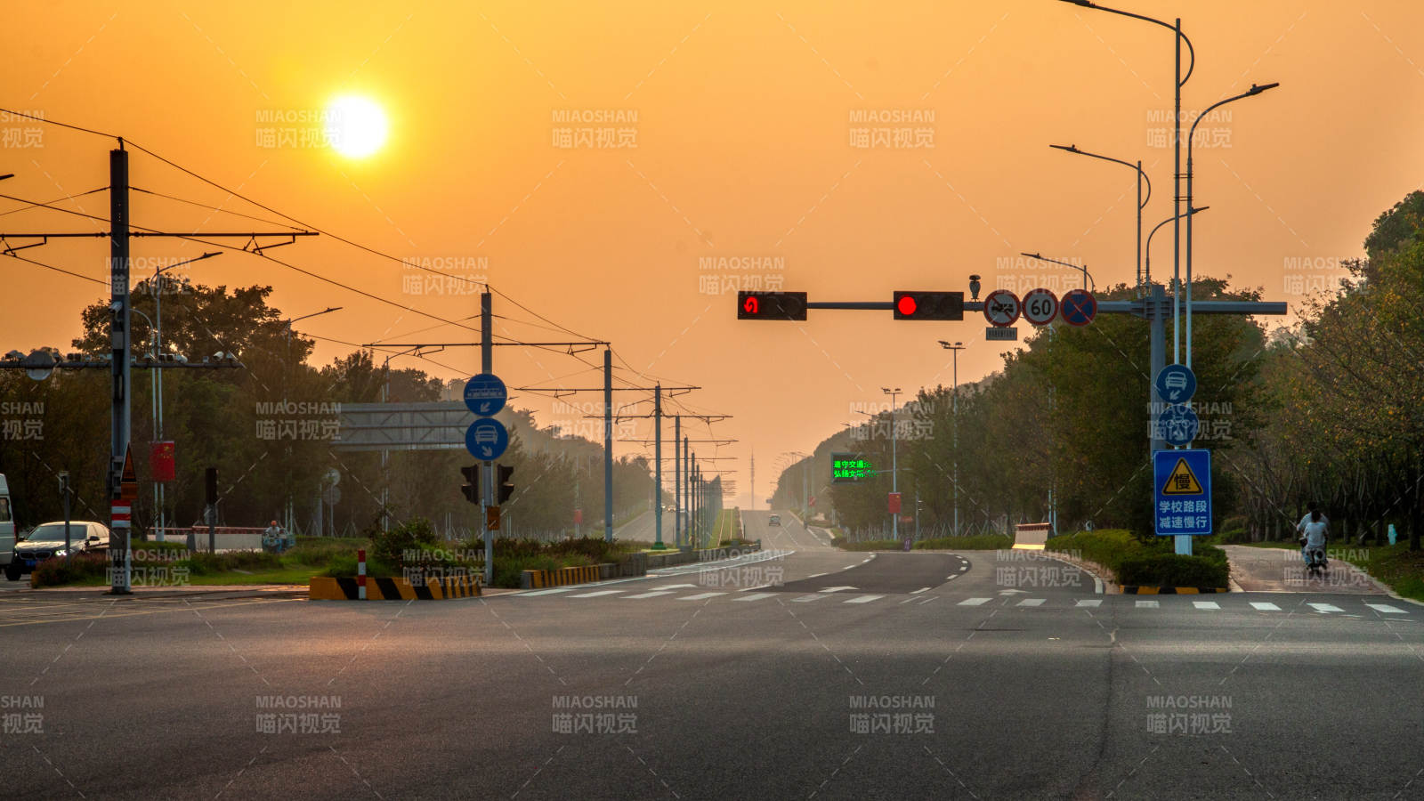 夕阳下的城市路口图片