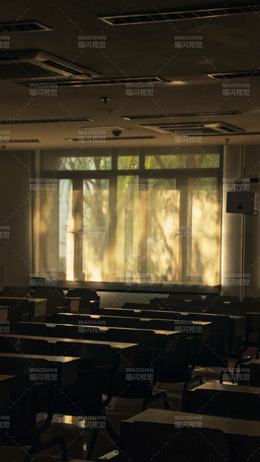 教室晨光静谧图片