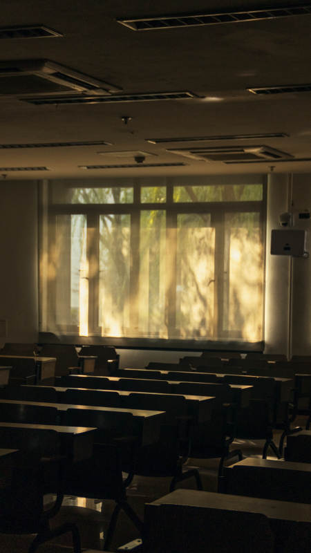 教室晨光静谧图片