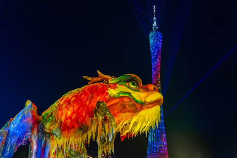 广州国际灯光节飞天鳌鱼装置与广州塔夜景图片