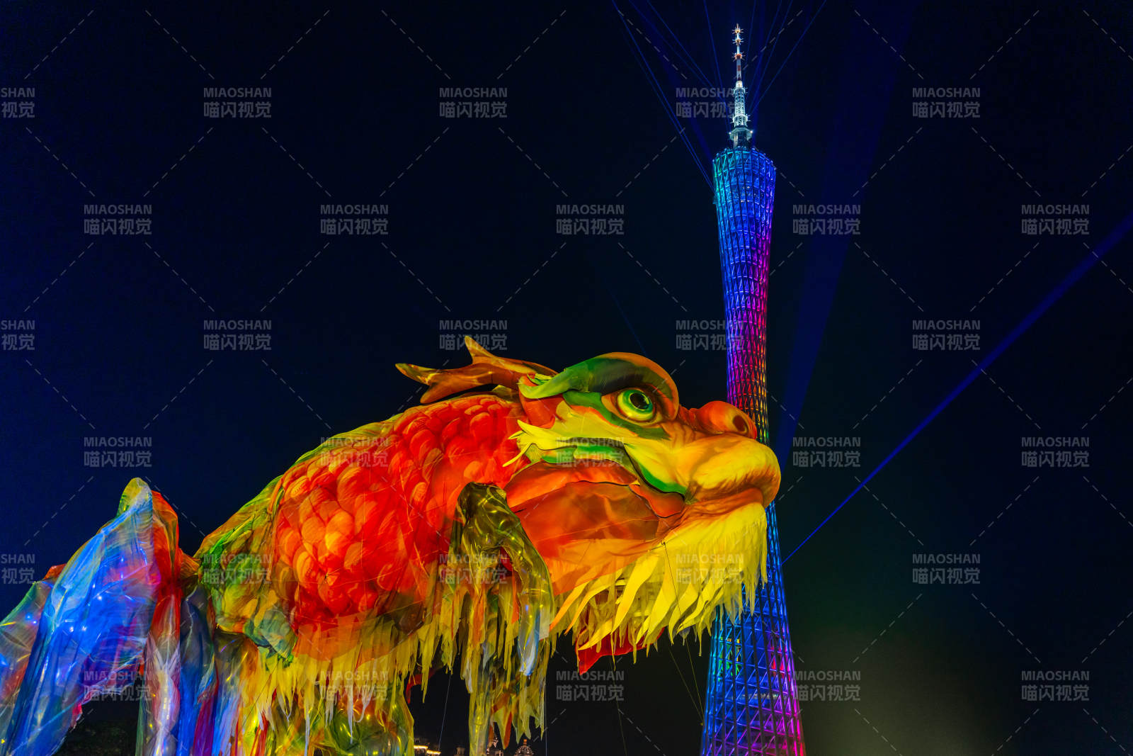广州国际灯光节飞天鳌鱼装置与广州塔夜景图片