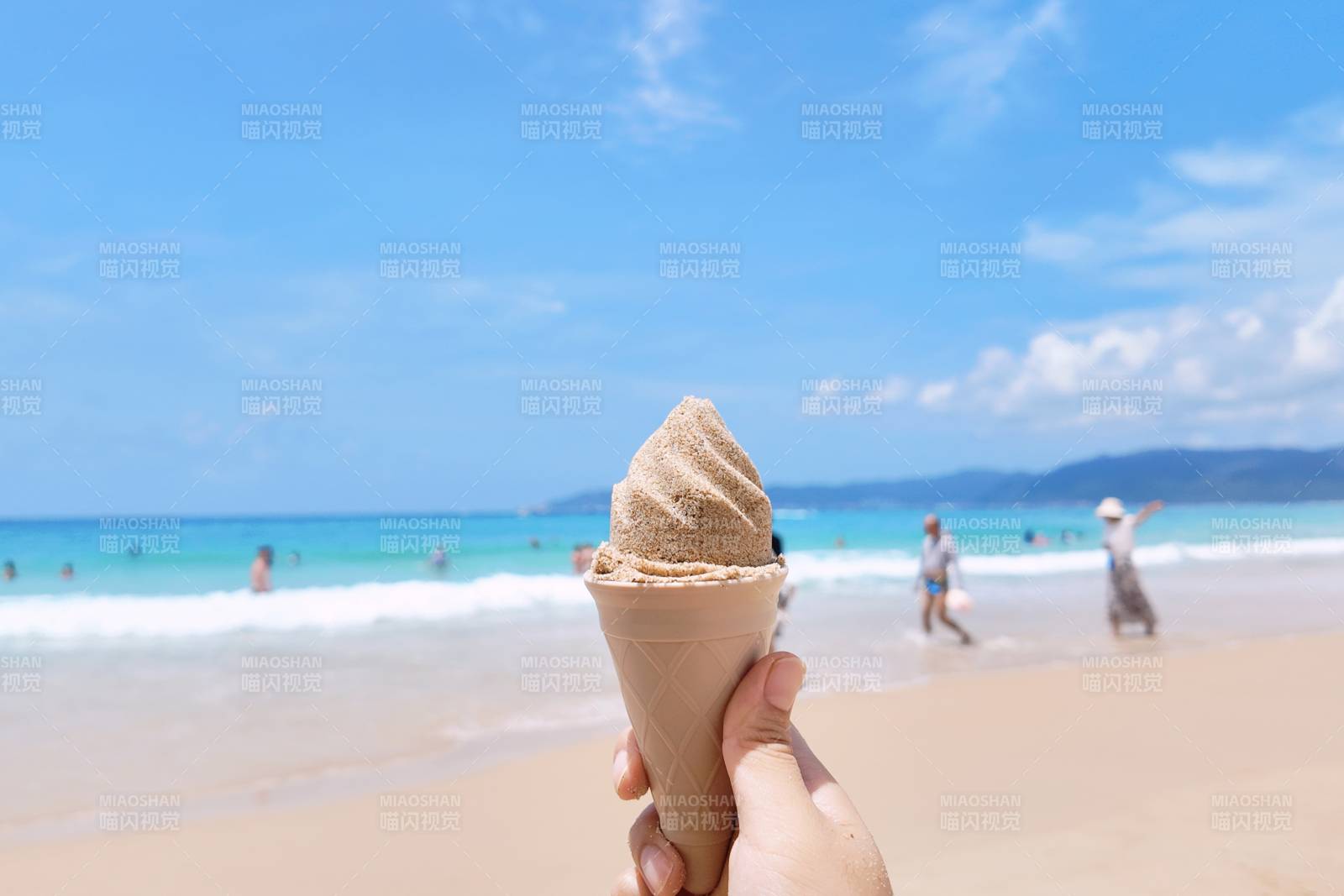 海滩上的冰淇淋图片