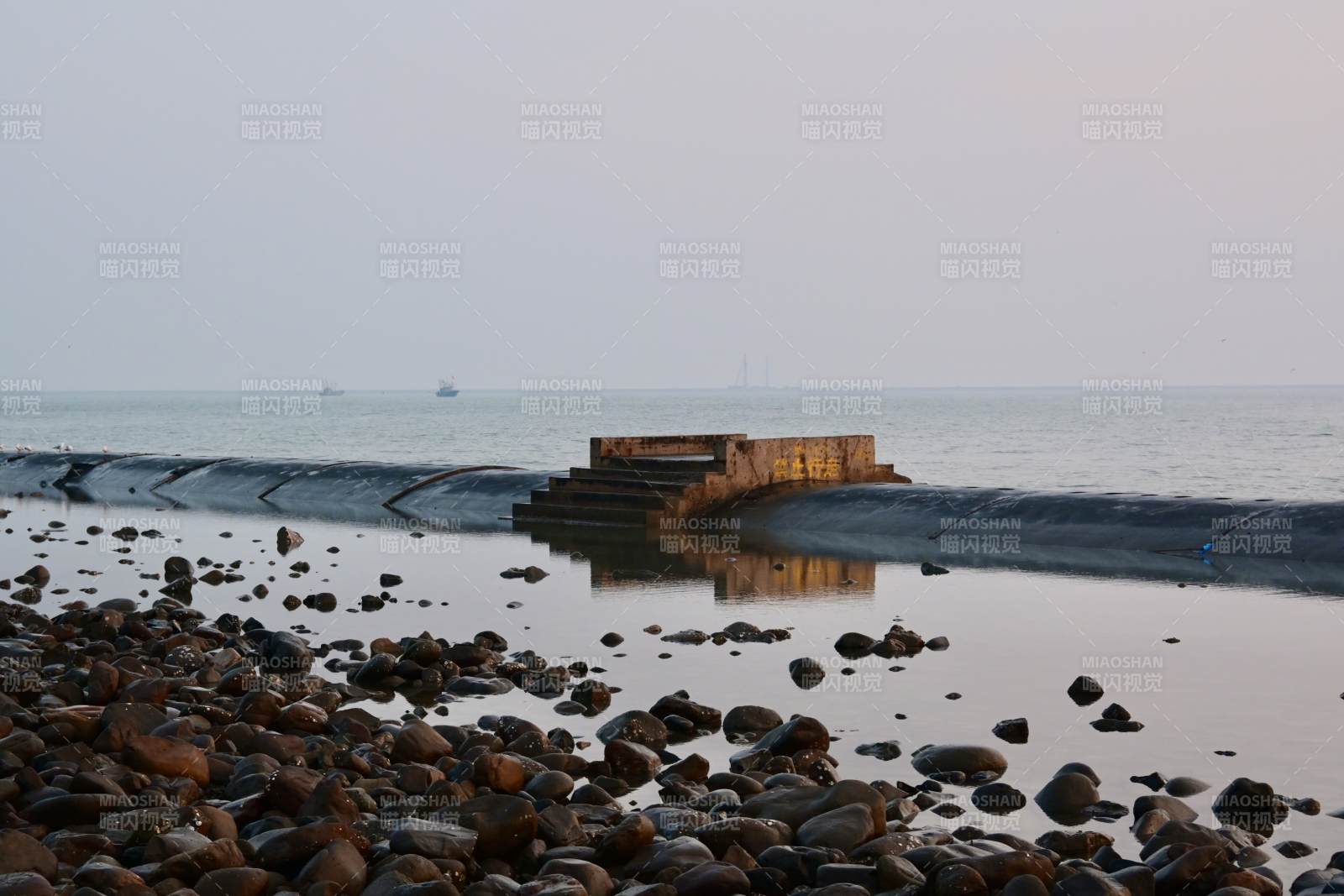 海边石堤静景-天津港图片