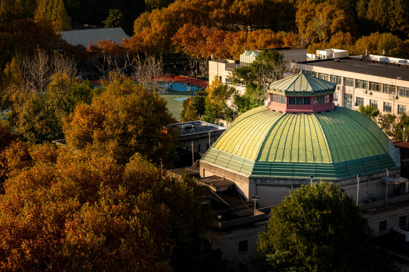 秋日穹顶建筑-东南大学图片