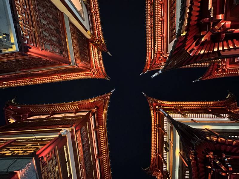 夜色中的古塔群，飞檐翘角图片