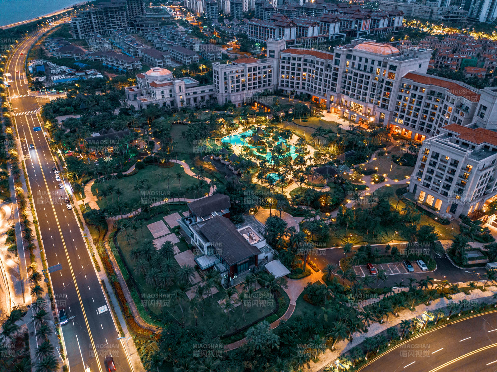 夜幕下的城市公园图片