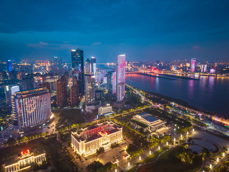 江西省南昌市红谷滩区夜幕下的城市风光图片