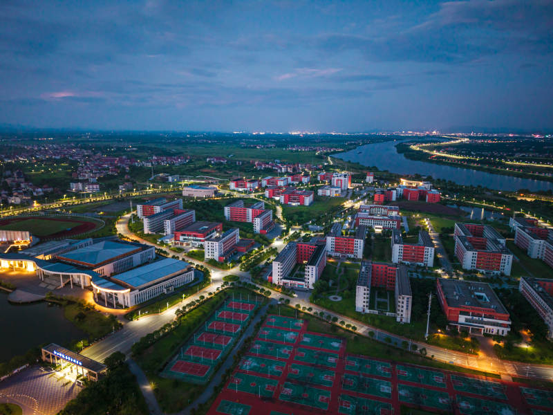 夜幕下的江西鹰潭师范高等专科学校校园风光图片