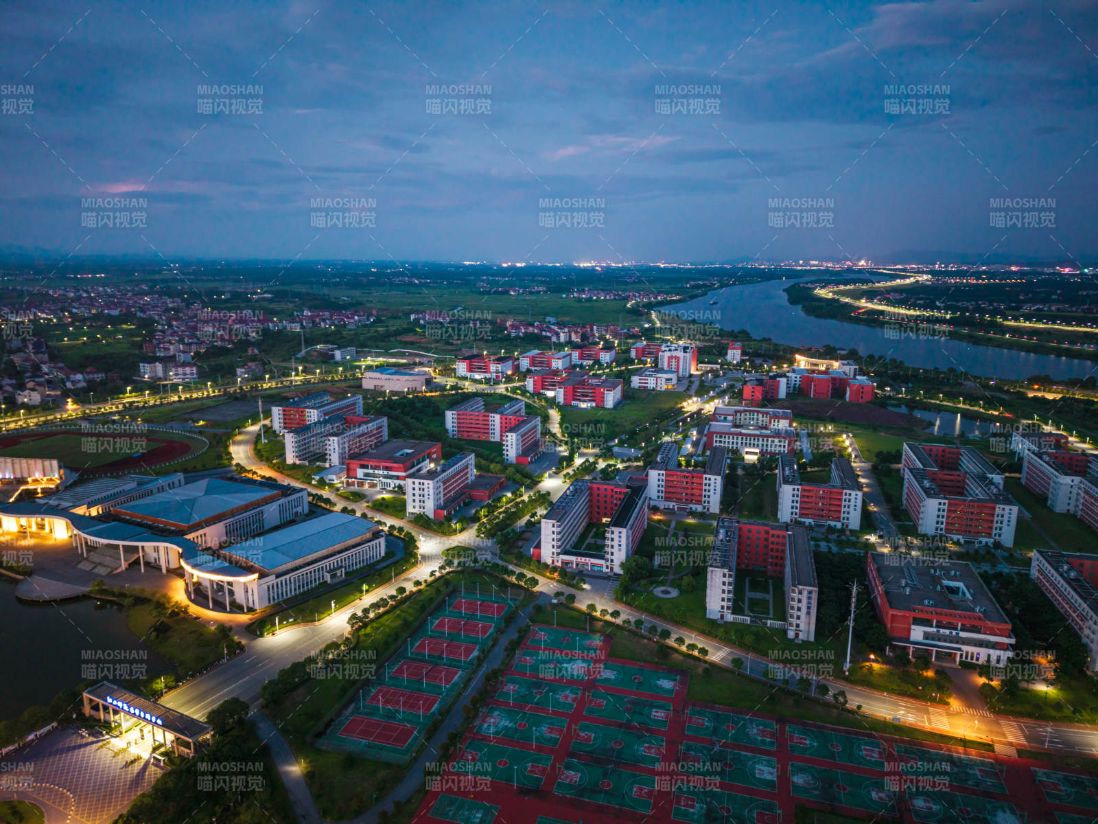 夜幕下的江西鹰潭师范高等专科学校校园风光图片