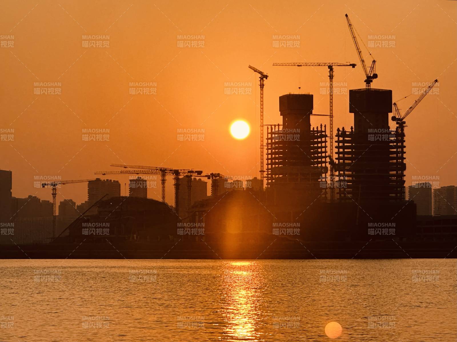 夕阳下的城市剪影图片