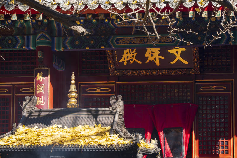 北京西山八大处文殊殿前香火旺图片