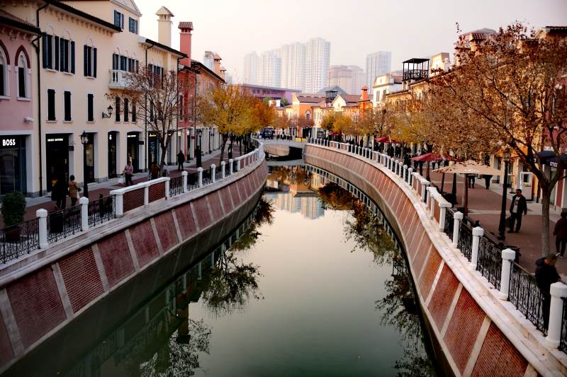 佛罗伦萨小镇水街秋景图片