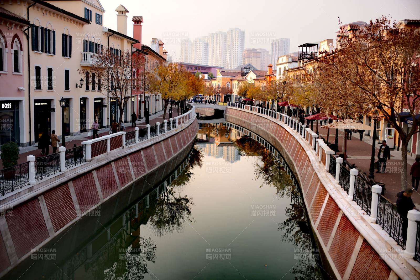 佛罗伦萨小镇水街秋景图片