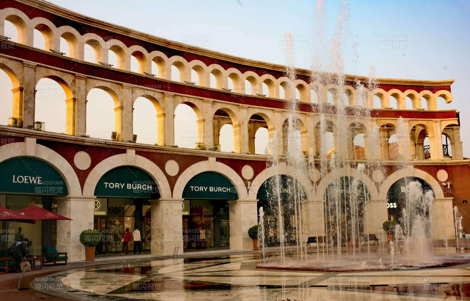 佛罗伦萨小镇商场喷泉拱廊图片
