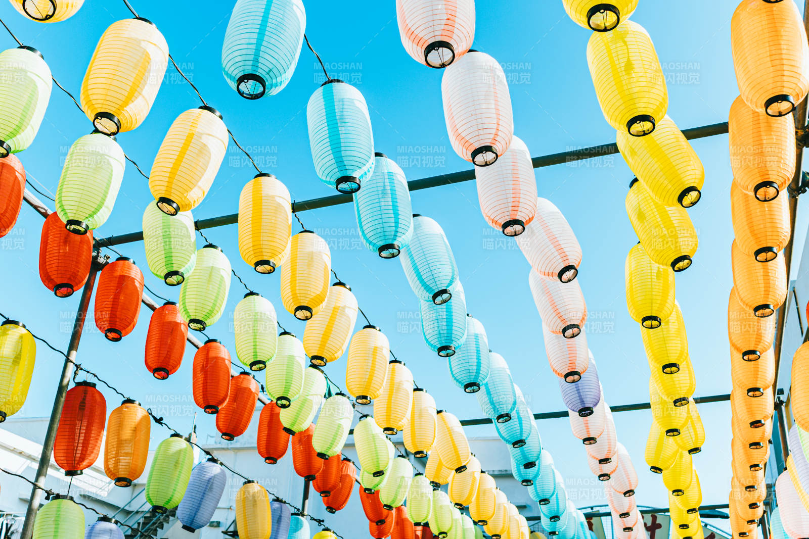 彩灯映蓝天图片