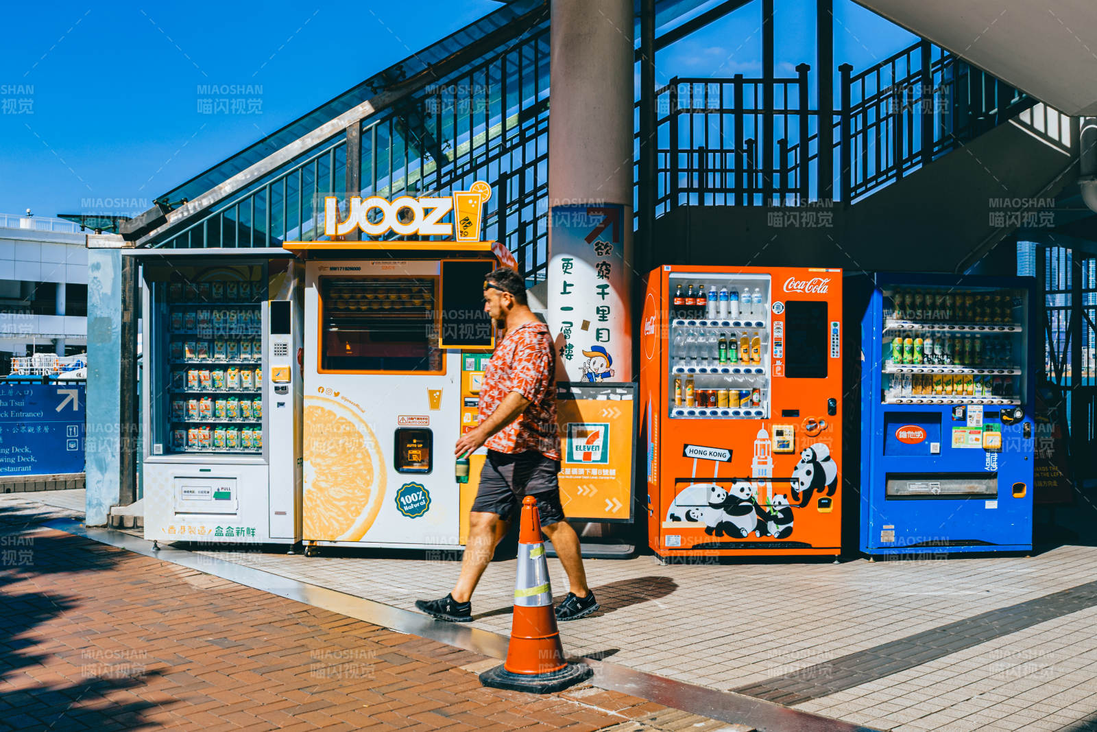 自动售货机前的行人图片