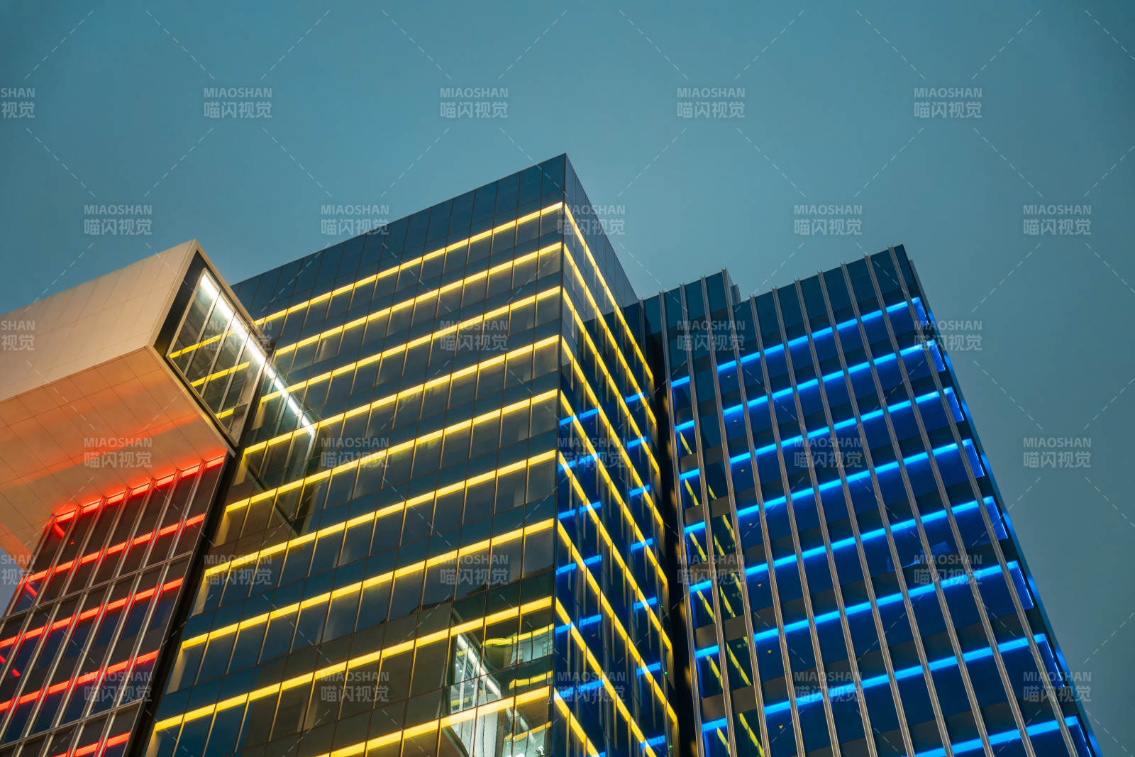 杭州英蓝中心夜幕下的现代建筑群图片