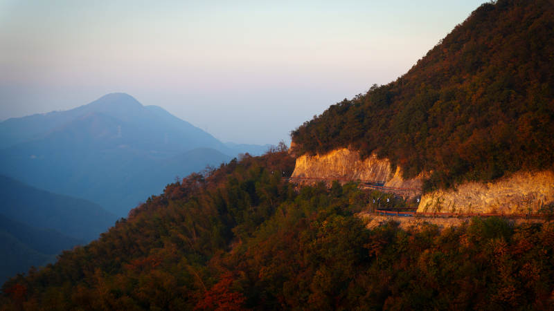 杭州富阳安顶山山间公路晨景图片