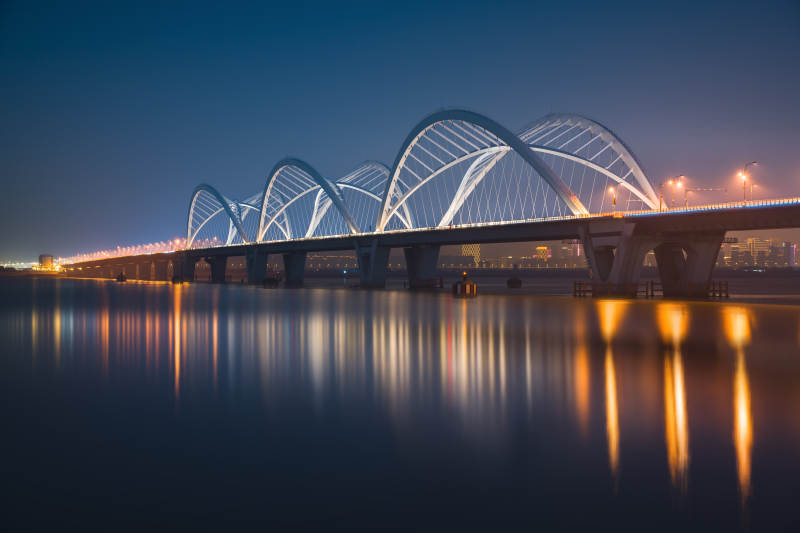 钱塘江夜桥倒影图片