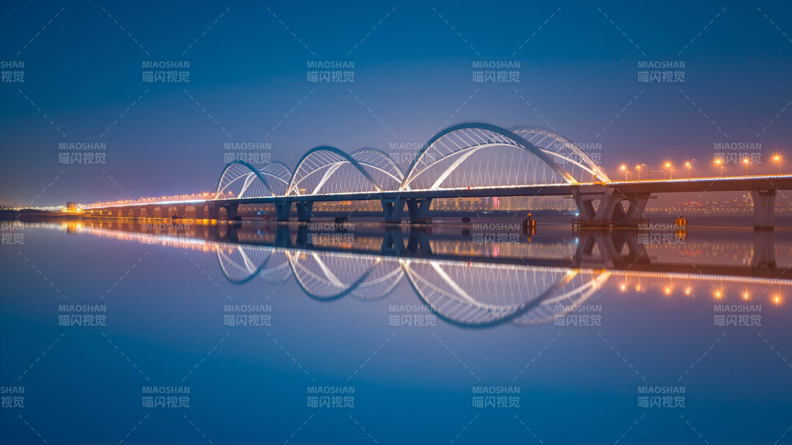 钱塘江夜桥倒影如画图片