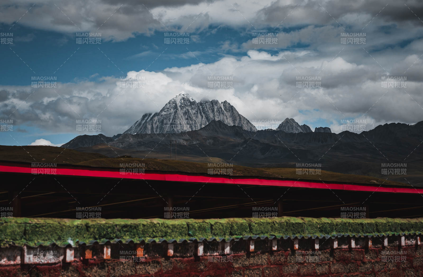 川西雅拉雪山下的红色屋檐图片