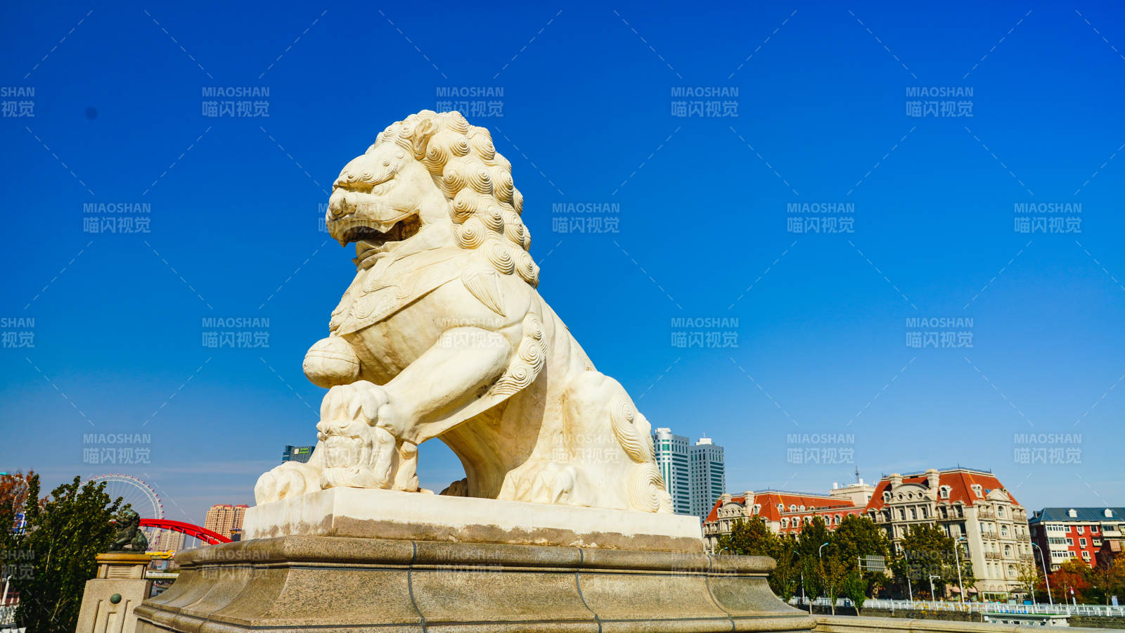 天津狮子桥石狮守望城市天际图片