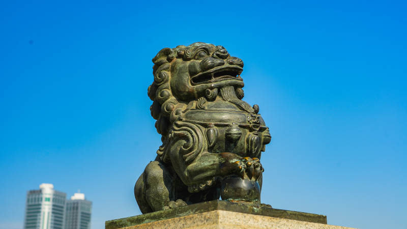 天津狮子桥铜狮守望蓝天图片